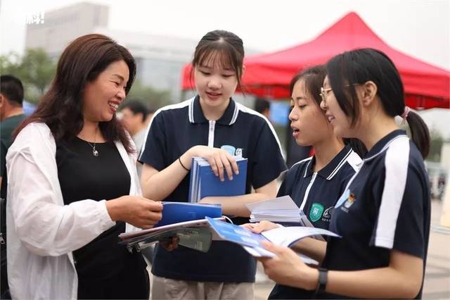 中職招生咨詢(xún)會(huì)現(xiàn)場(chǎng)火爆 升學(xué)就業(yè)雙軌并行，職業(yè)教育前景廣闊